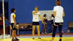 Jelang berlaga di Pertamina Proliga 2015, tim putri Jakarta Electric PLN berlatih di Aula P3B PLN Cinere, Depok, Kamis (28/1/2015). Tampak, pelatih Thian Mei (tengah) memberikan arahan pada timnya. (Liputan6.com/Helmi Fithriansyah)