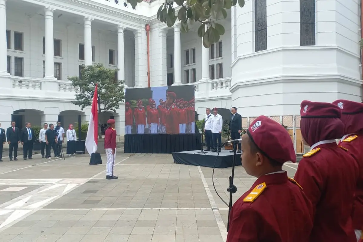 Siswa-siswi Sekolah Rakyat memperingati Hari Sumpah Pemuda ke-97 di Museum Bank Indonesia.