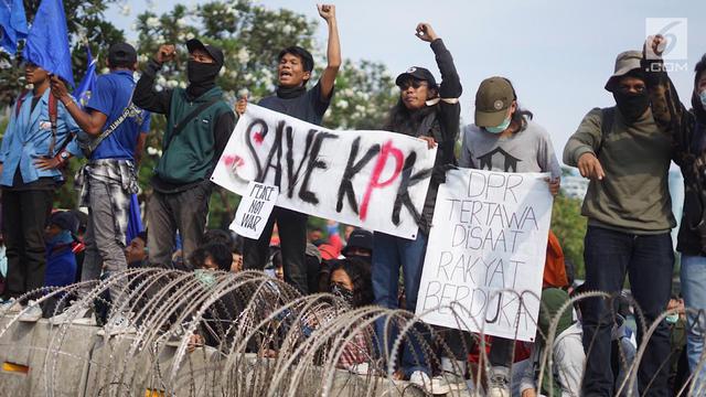 Massa Demonstrasi di Depan DPR