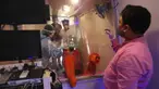 Seorang wanita menjalani pengujian COVID-19 melalui metodologi antigen cepat dalam laboratorium bergerak di New Delhi, India, Senin (10/8/2020). India menjadi negara yang paling terpukul oleh pandemi COVID-19 setelah Amerika Serikat dan Brasil. (AP Photo/Manish Swarup)