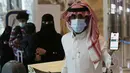 Sultan Saeed Al-Shahrani, menunjukkan sertifikat vaksinasi di ponselnya, di pos pemeriksaan Bandara Internasional King Abdulaziz, Jeddah, Senin (177/5/2021). Warga Saudi yang divaksinasi Covid-19 diizinkan bepergian ke luar negeri menyusul dicabutnya larangan perjalanan. (AP Photo/Amr Nabil)