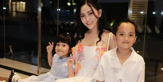 Rachel Vennya tampil kompak dengan dres sederhana beraksen bunga. OOTD ini juga senada dengan sang buah hati. [Foto: instagram/ Rachelvennya]