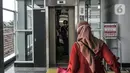 Penumpang kereta Commuter Line menggunakan lift sebagai akses baru di Stasiun Jatinegara, Jakarta, Rabu (16/12/2020). Stasiun Jatinegara kini memiliki wajah baru usai direvitalisasi sejak 2016 lalu dengan perpaduan antara gaya modern dan klasik Eropa. (merdeka.com/Iqbal S. Nugroho)