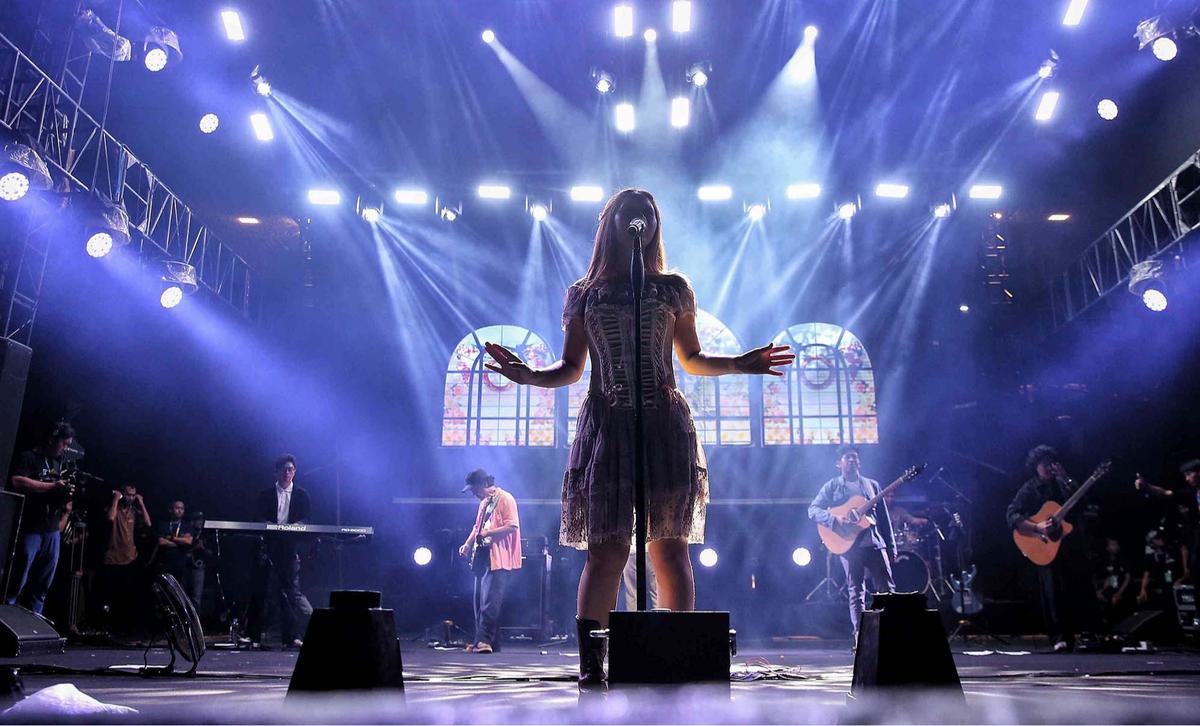 FOTO: Aksi Panggung Nadin Amizah Memukau Pengunjung KapanLagi Buka Bareng BRI Festival 2025