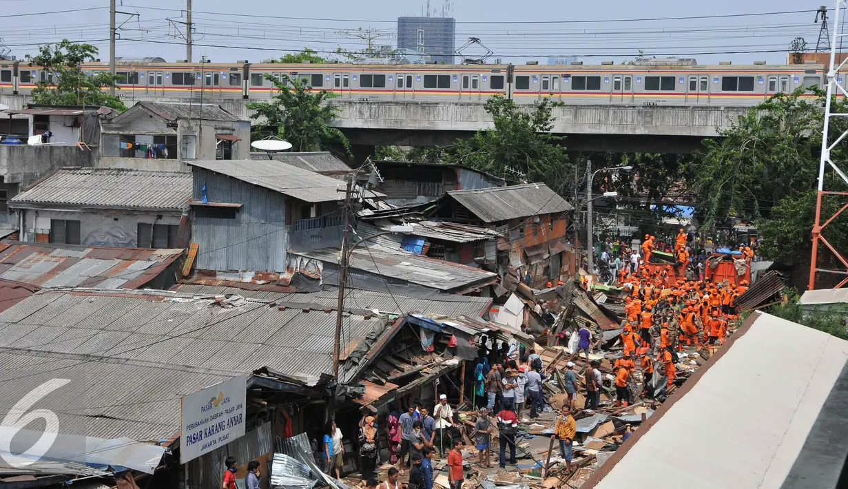 Petugas merapihkan barang barang milik pedagang Pasar Karang Anyar, Jakarta Pusat, Rabu (16/9/2015). Pemprov DKI menyiapkan Pasar Rajawali sebagai tempat pengganti. Tapi, tawaran itu ditolak pedagang. (Liputan6.com/Gempur M Surya)
