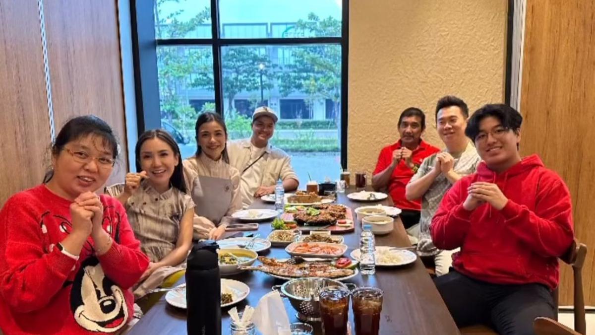 Chelsea Olivia Usai Imlek, Hangatnya Momen Makan Bersama hingga Serunya Baking di Rumah