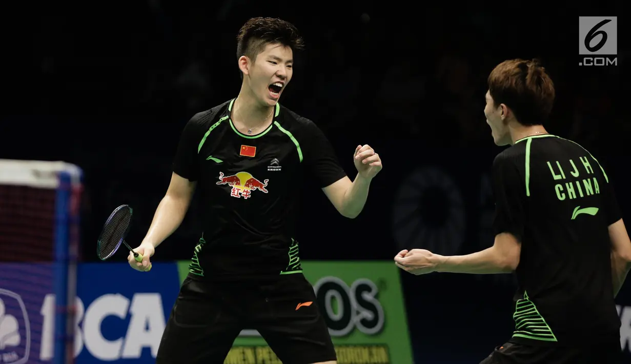 Ganda putra Cina Li Junhui dan Liu Yuchen meluapkan kegembiraan usai mengalahkan Mathias Boe dan Carsten Mogensen (Denmark) pada final Indonesia Open 2017 di Jakarta, Minggu (18/6). Ganda putra Cina menang 21-19, 19-21, 21-18. (Liputan6.com/Faizal Fanani)