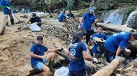 Tim Sungai Watch melakukan pembersihan sampah di Pantai Plengkung, Banyuwangi (Istimewa)