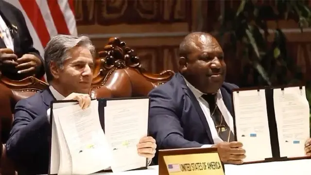 Menteri Luar Negeri Amerika Serikat Antony Blinken dan Perdana Menteri Papua Nugini James Marape pasca penandatanganan perjanjian keamanan di Port Moresby pada Senin (22/5/2023). (Dok. AP)