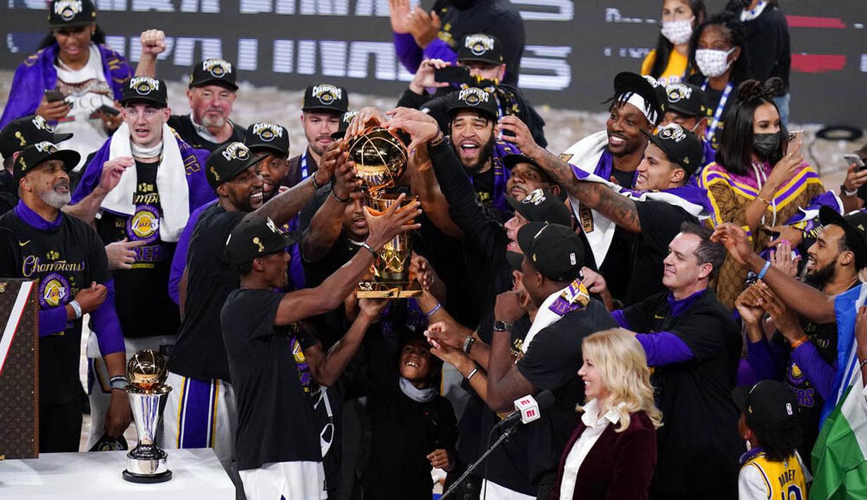 Para pebasket Los Angeles Lakers merayakan gelar juara usai menaklukkan Miami Heat Pada gim keenam final NBA di  AdvenHealth Arena, Senin (12/10/2020). Lakers menang dengan skor 106-93. (AP Photo/John Raoux)