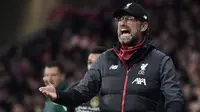 Pelatih Liverpool, Jurgen Klopp, memberikan kepada pemainnya saat menghadapi Atletico Madrid pada leg pertama 16 besar Liga Champions di Stadion Wanda Metropolitano, Madrid, Rabu (19/2) dini hari WIB. Atletico menang 1-0 atas Liverpool. (AFP/Javier Soranio)