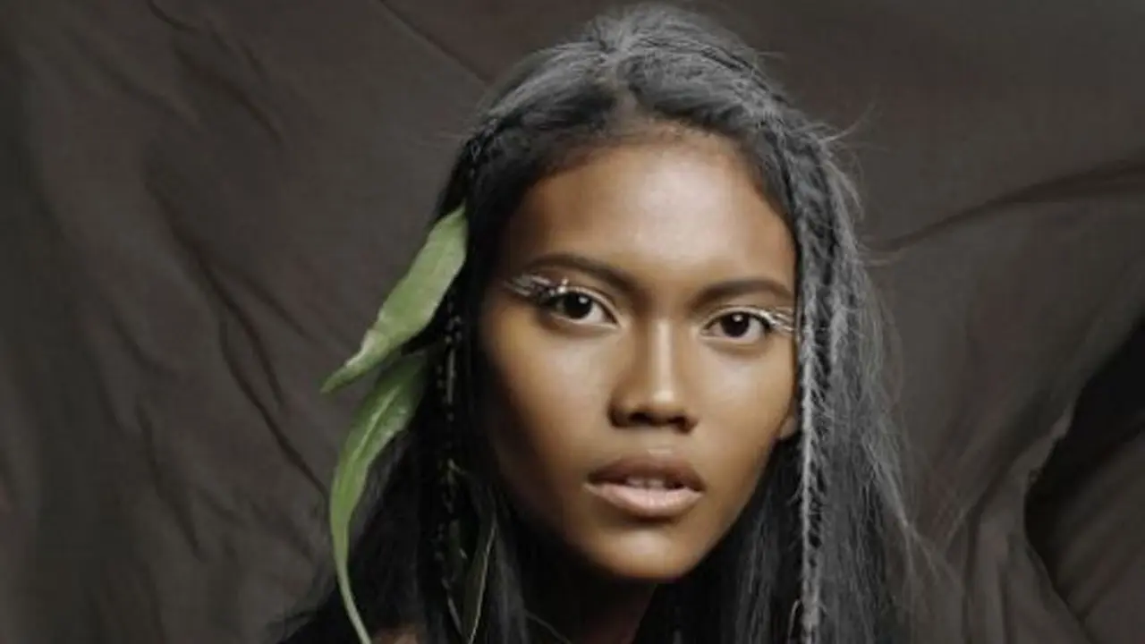 [Bintang] Intip 5 Foto Seksi Laras Sekar, Model Indonesia yang Mendunia
