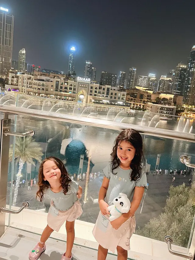 Yasmine Wildblood bersama dua anaknya yang cantik (Instagram/yaswildblood)