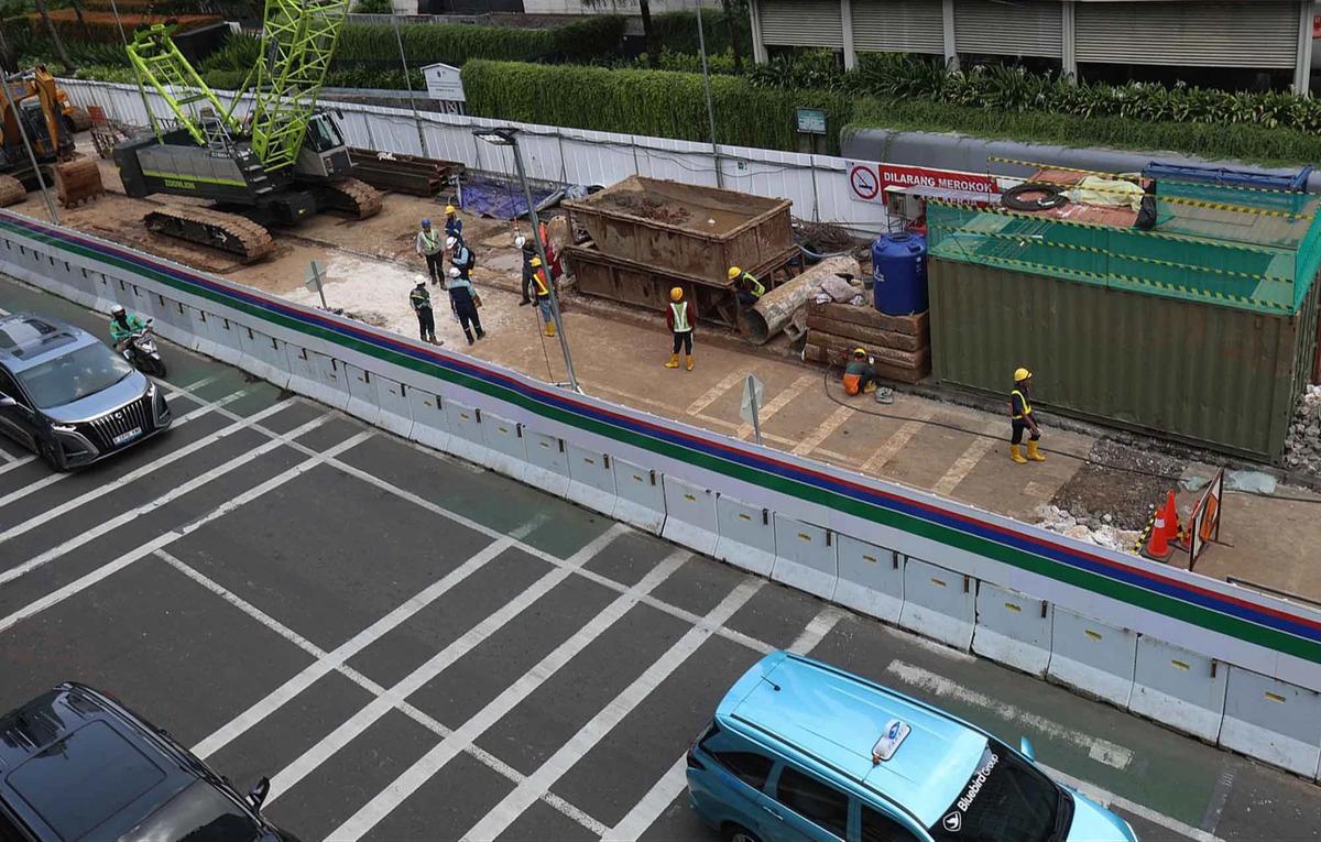 FOTO: Revitalisasi Stasiun MRT Bundaran HI Ubah Sementara Tata Trotoar Jalan Thamrin