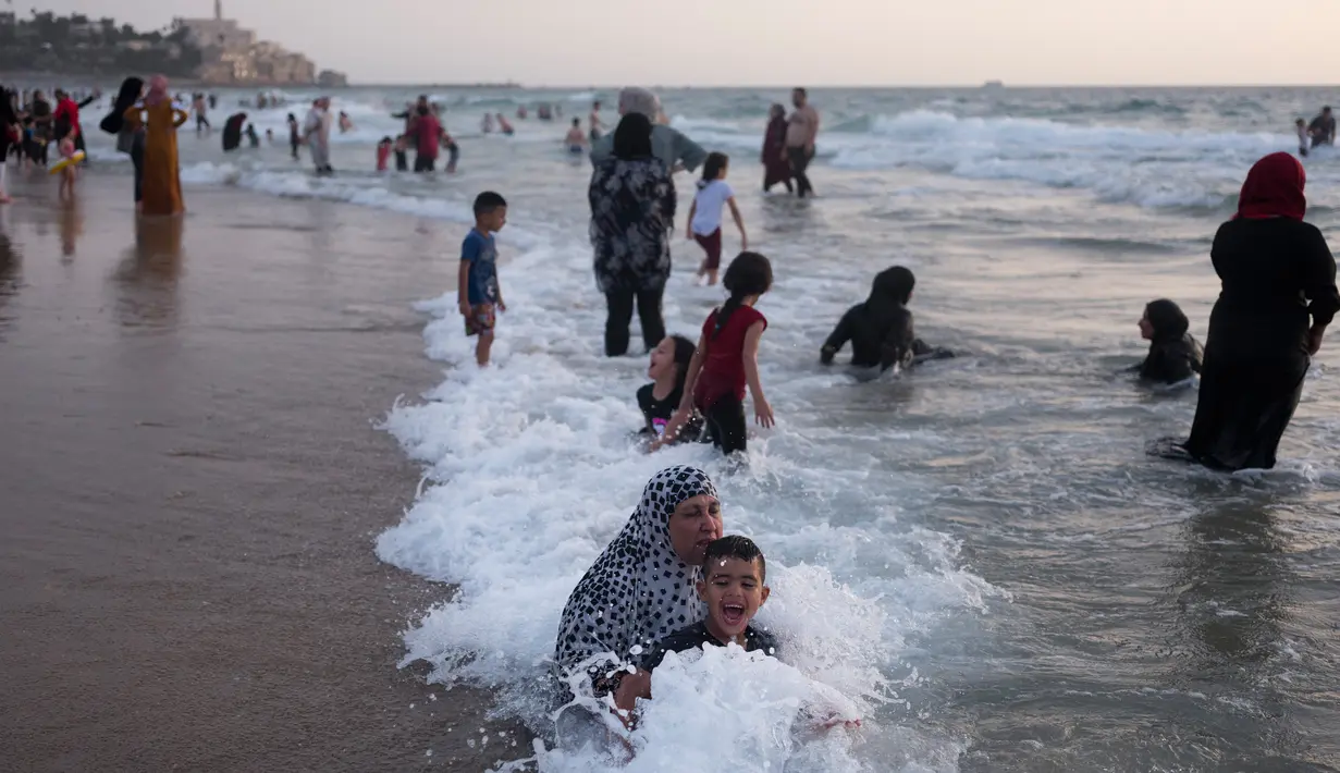 Muslim Palestina menikmati suasana libur Lebaran di pantai Tel Aviv, Israel, 6 Juni 2019. Selama Idul Fitri, warga Palestina mengunjungi pantai di kawasan Tel Aviv untuk menandai berakhirnya ibadah puasa Ramadan. (AP Photo/Oded Balilty)