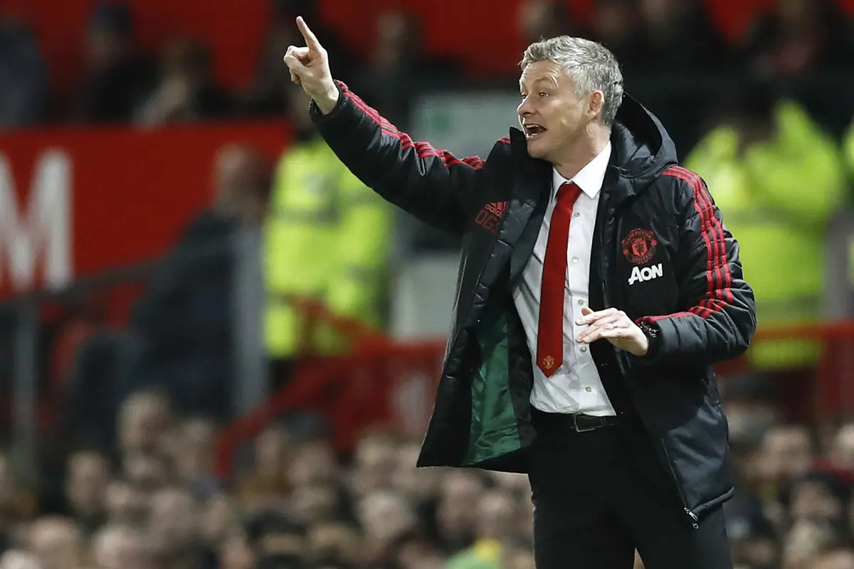 Pelatih Manchester United, Ole Gunnar Solskjaer, memberikan instruksi saat melawan Bournemouth pada laga Premier League di Stadion Old Trafford, Manchester, Minggu (30/12). MU menang 4-1 atas Bournemouth. (AP/Martin Rickett)