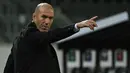 Pelatih Real Madrid, Zinedine Zidane, memberikan arahan kepada pemainnya saat menghadapi Borussia Monchengladbach pada laga lanjutan Liga Champions di Borussia Park, Rabu (28/10/2020) dini hari WIB. Real Madrid bermain imbang 2-2 lawan Borussia Monchengladbach. (AFP/(AFP/Ina Fassbender)