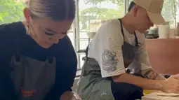 Menariknya, penyanyi Internasional ini tak hentinya mendapat pujian dari netizen. Aktivitas Agnez Mo saat membuat tembikar ini disebut netizen tetap cantik. Mengingat, membuat kerajinan dari tanah liat dituntut untuk belepotan lumpur. (Liputan6.com/IG/agnezmo)