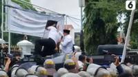 Bupati Pati Sudewo dilempari pendemo saat muncul di tengah demonstran. (Liputan6.com/ Arief Pramono)&nbsp;