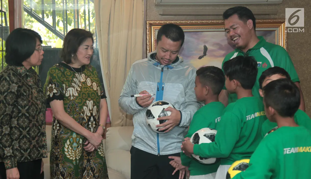 Menpora Imam Nahrawi menandatangani bola untuk para pemain terbaik MILO Football Championship di Jakarta (5/10). Para pemain terbaik ini telah menjalani pelatihan bersama puluhan anak dari seluruh dunia di Barça Academy Barcelona. (Liputan6.com/Rizky)