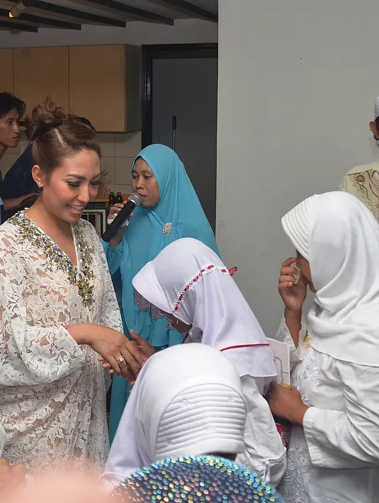 Disadari oleh presenter ini 30 tahun merupakan usia emas bagi kaum Hawa. Ibarat rumah, Ayu dan suami sedang membangun atap untuk keluarga mereka. (Galih W. Satria/Bintang.com)