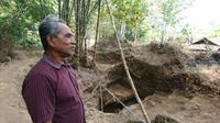 Sarwoko menunjukkan lokasi ditemukannya batu-batu candi di dusun Lengkongsari, kaki Gunung Sari. (foto: Liputan6.com / edhie prayitno ige)
