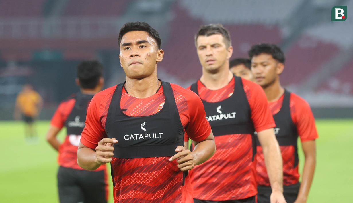 Pemain Persija Jakarta, Muhammad Ferarri, saat sesi latihan jelang menghadapi Persebaya Surabaya pada laga pekan ke-28 BRI Liga 1 2024-2025 di Stadion Utama Gelora Bung Karno, Jakarta, Jumat, (11/4/2025). (Bola.com/M Iqbal Ichsan)