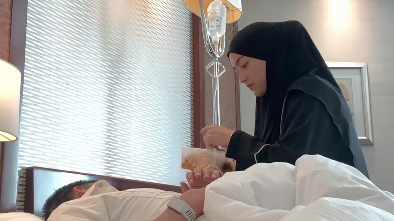 Rezky Aditya Kena DBD Pas Umrah, Citra Kirana Langsung Terbang ke Tanah Suci - Telaten Rawat Suami Sambil Ibadah