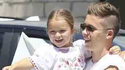 Harper Beckham dan kakaknya Brooklyn Beckham saat berada di Venesia, Italia pada 28 Oktober 2015. Harper tampil manis dengan menggunakan dress bermotif bunga. (harperbeckhamfashion)