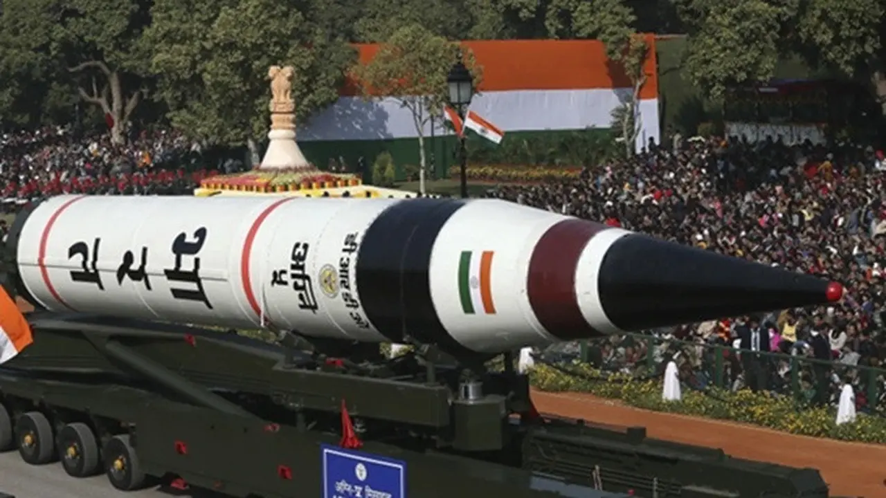 Dalam foto arsip 26 Januari 2013, rudal balistik jarak jauh Agni-V ditampilkan dalam parade Hari Republik di New Delhi, India.