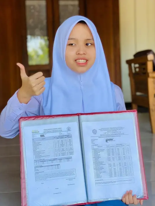 Rumah yang sederhana itu jadi saksi bakat luar biasa yang dimiliki Putri. Tak hanya berprestasi secara musikal, ia juga cemerlang di bidang akademik. [Instagram @arianiismaputri]