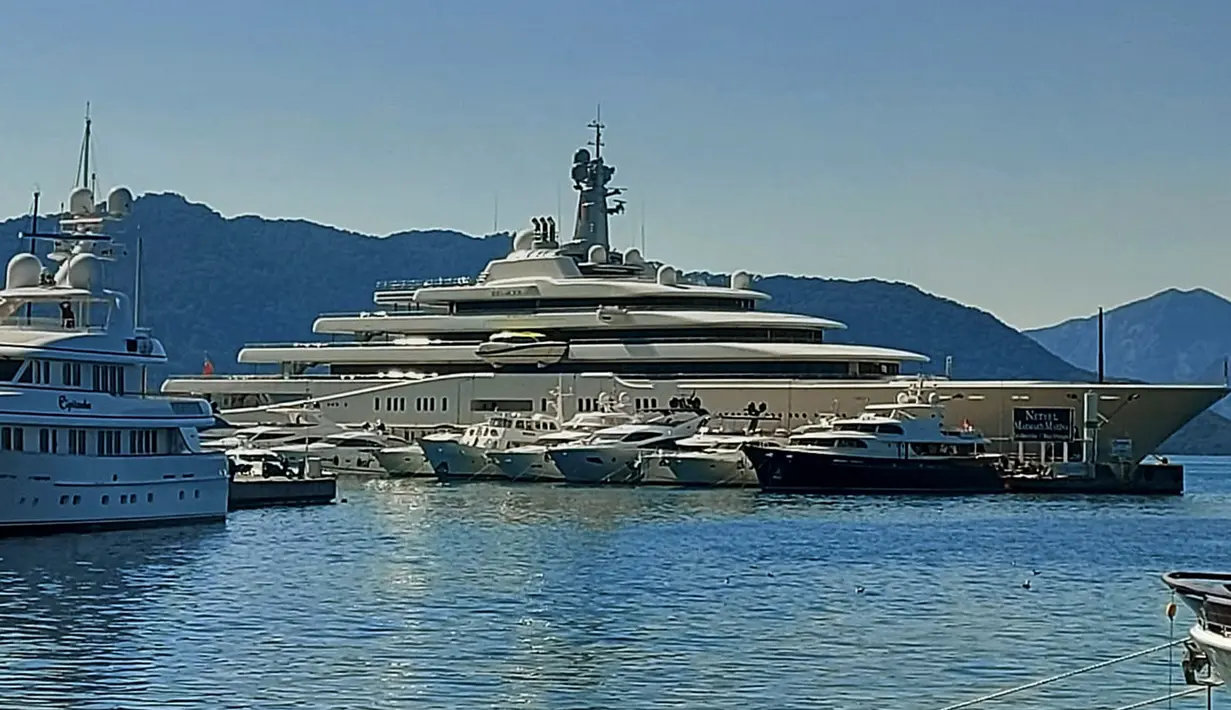Kapal pesiar mewah "Eclipse" milik oligarki Rusia Roman Abramovich berlabuh di Aegean Marmaris, Distrik Mugla, Turki, 22 Maret 2022. Roman Abramovich didiskualifikasi sebagai Direktur Chelsea oleh Dewan Liga Inggris setelah invasi Rusia ke Ukraina. (FATIH CETIN/AFP)