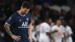 Mimpi buruk PSG datang pada menit ke-31. Lille berhasil mencetak gol terlebih dahulu lewat Jonathan David dan bertahan hingga turun minum. Selain itu, sang bintang Lionel Messi juga terpaksa diganti akibat masalah ototnya pada paruh waktu pertandingan. (AFP/Franck Fife)