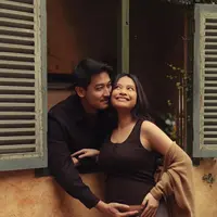 Tak sekadar mengumumkan kabar bahagia, Hanggini juga mengabadikan fase istimewa ini lewat pemotretan maternity bernuansa hangat yang terasa intim dan penuh estetika. [@hanggini].