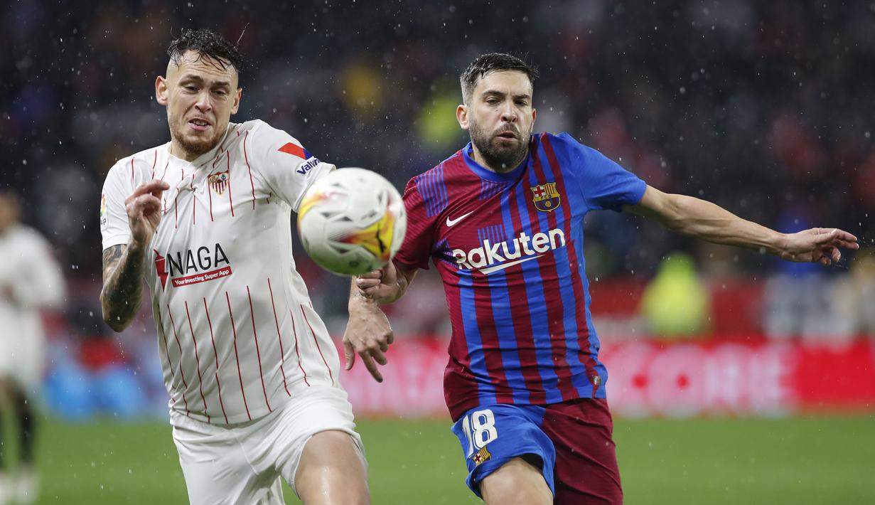 Barcelona sebenarnya mampu bermain menyerang dan menguasai pertandingan sejak babak pertama. Namun, banyaknya peluang masih mampu diredam oleh pertahanan Sevilla. (AP/Angel Fernandez)