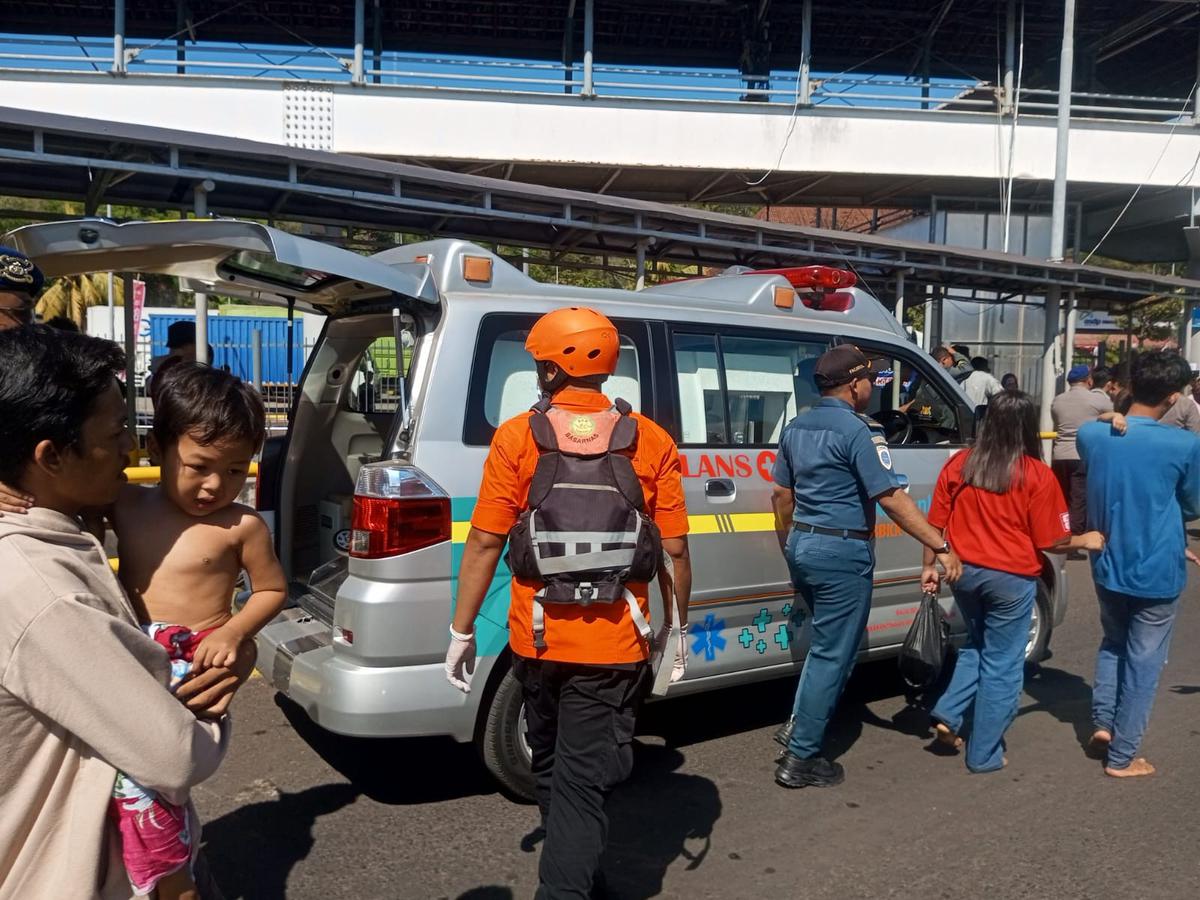 Penumpang dan ABK dievakuasi dari KMP Putri Yasmin, Rabu (12/8). (Dokumen Humas Basarnas Bali).