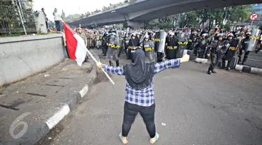 Seorang ibu mencoba menghadang Satpol PP ketika eksekusi penggusuran bangunan di kawasan Rawajati, Pancoran, Jakarta, Kamis (1/9). Warga yang menolak penggusuran dan aparat saling beradu mulut hingga berujung bentrokan. (Liputan6.com/Immanuel Antonius)