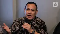 Ketua nonaktif KPK Firli Bahuri menyampaikan keterangan di salah satu cafe di Jakarta Timur, Selasa (19/12/2023). Keterangan tersebut berkaitan dengan putusan praperadilan terkait penetapan tersangka dirinya dalam kasus dugaan pemerasan mantan Menteri Pertanian Syahrul Yasin Limpo (SYL). (Liputan6.com/Herman Zakharia)