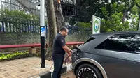 Penggunaan SPKLU PLN EYE tipe pole mounted charging, di kantor PLN di jalan KS Tubun, Jakarta Barat yang sudah beroperasi dan siap melayani pengguna electric vehicle.Foto; PLN