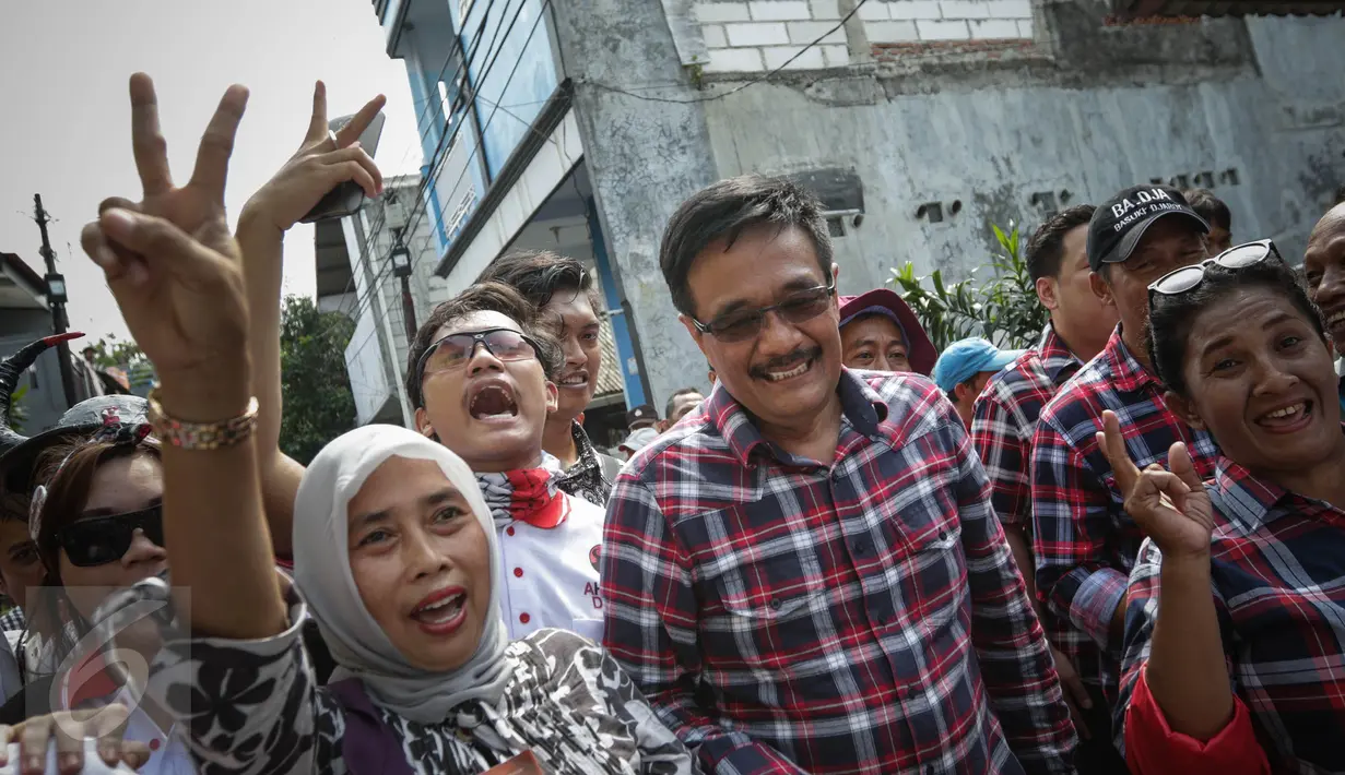 Djarot Saiful Hidayat saat kunjungan ke Jalan Ali Sadikin di Kelurahan Papanggo, Jakarta Utara (23/11). ). Djarot mengungkapkan pihaknya bakal segera merapikan bangunan-bangunan sekolah, khususnya di Papanggo pada tahun 2017. (Liputan6.com/Faizal Fanani)
