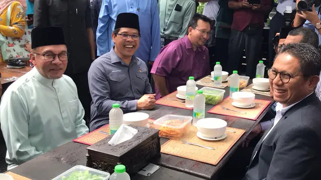 Potret Penjagub Gorontalo Hamka Hendra Beri PM Malaysia Cinderamata Karawo