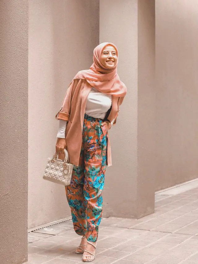 Potret Awkarin kenakan hijab