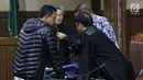 Terdakwa kasus suap jual-beli jabatan di lingkungan Kemenag, M Romahurmuziy (kiri) usai menjalani sidang lanjutan di Pengadilan Tipikor, Jakarta, Rabu (18/9/2019). Sidang yang seharusnya beragendakan pembacaan eksepsi dibatalkan karena terdakwa mengaku sakit. (Liputan6.com/Helmi Fithriansyah)