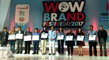 Pemimpin Redaksi Liputan6.com Mohamad Teguh (keempat kiri) menerima penghargaan di acara The 2nd WOW Brand Festive Day 2017 di Jakarta, Kamis (9/3). Lebih dari 700 brand leader dan marketing enthusiats berkumpul dalam acara ini (Liputan6.com/ Johan Tallo)