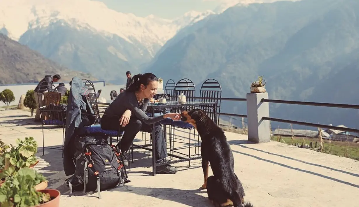Diketahui Sophia Latjuba traveling ke Nepal bersama beberapa artis Tanah Air. Aksi manis Sophia memberi makan anjing liar epik banget saat berada di Beautiful Ghandruk village. (Liputan6.com/IG/@sophia_latjuba88)