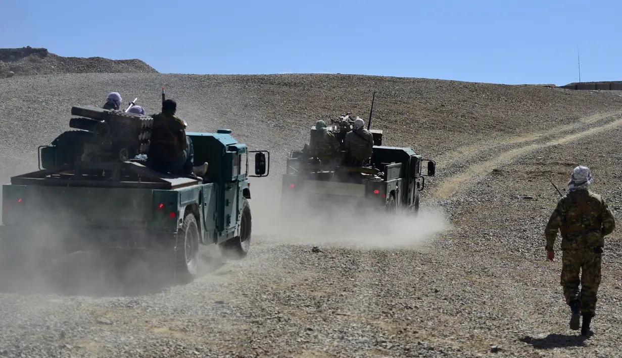 Personel gerakan perlawanan Afghanistan dan pasukan pemberontakan anti-Taliban berpatroli di Kotal-e Anjuman, Distrik Paryan, Provinsi Panjshir, Afghanistan, 23 Agustus 2021. Taliban mengatakan pasukannya telah mengepung pasukan perlawanan di Lembah Panjshir. (Ahmad SAHEL ARMAN/AFP)