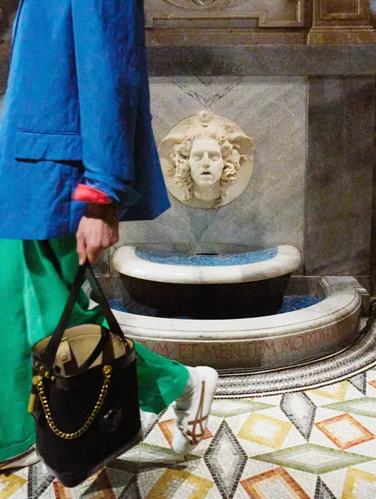 Tampilkan craftmanship Jepang dan Italia, siluet sepatu ikonik Onitsuka Tiger dibuat material pilihan dari Italia. [Onitsuka Tiger]