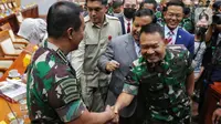 Panglima TNI Jenderal Andika Perkasa dan Kepala Staf Angkatan Darat (KSAD) Jenderal TNI Dudung Abdurachman berjabat tangan seusai Rapat Dengar Pendapat dengan Komisi I DPR RI, di Kompleks Parlemen, Jakarta, Senin (26/9/2022). Keduanya santer jadi perbincangan lantaran diisukan tak harmonis yang dimunculkan oleh anggota Komisi I DPR Fraksi PDIP Effendi Simbolon dalam rapat sebelumnya.  (Liputan6.com/Angga Yuniar)