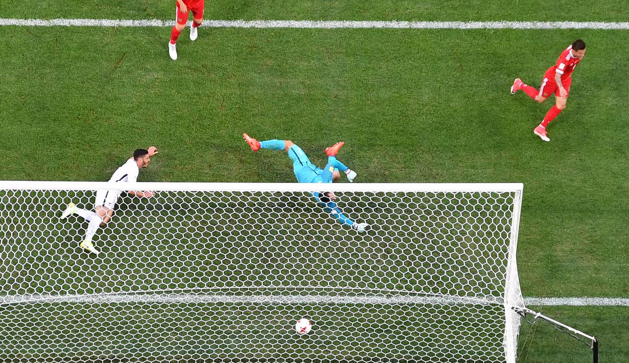 Pemain Russia, Fedor Smolov (kanan) merayakan gol usai membobol gawang Selandia Baru pada laga perdana Piala Konfederasi 2017 grup A di Krestovsky Stadium, Saint-Petersburg, (17/6/2017). (AFP/Francois Xavier Marit)