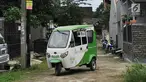 Penampakan bajaj listrik yang beroperasi di RW 13, Kelurahan Kencana, Tanah Sareal, Bogor, Jawa Barat, (25/4). Bajaj listrik ini disediakan secara gratis bagi kendaraan operasional RW setempat. (Merdeka.com/Arie Basuki)